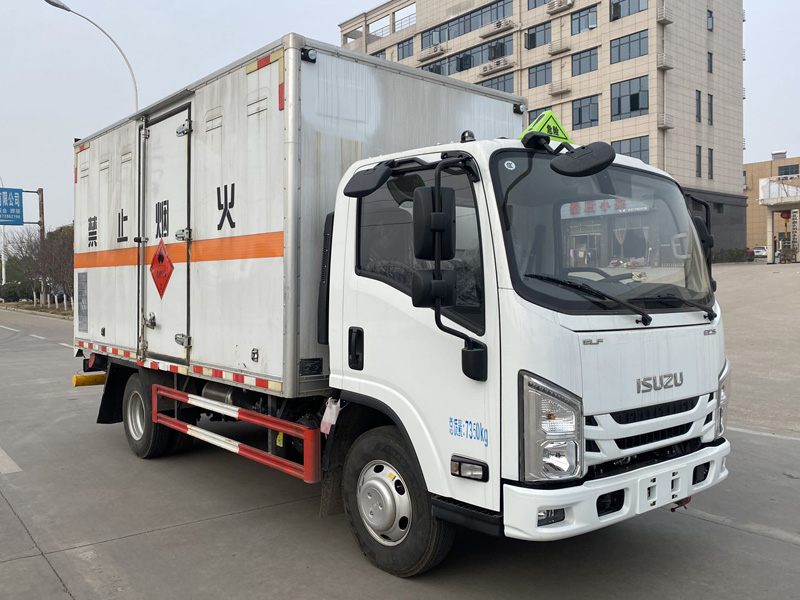 楚勝牌CSC5070XRQJW6易燃?xì)怏w廂式運輸車